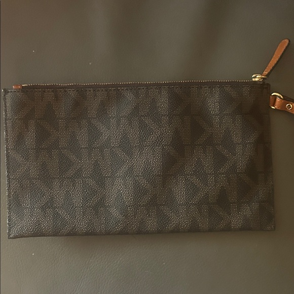 Michael Kors Fulton Monogram Clutch Wristlet EUC no callouts - Picture 4 of 6